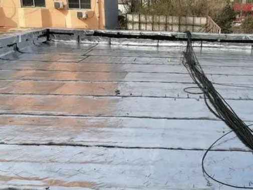 甘孜卫生间漏水维修公司分享下甘孜屋面楼顶防水刚性防水层施工要点。